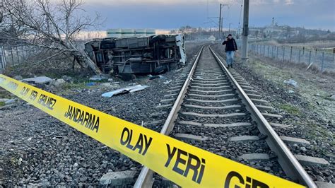 T­r­e­n­ ­i­ş­ç­i­ ­s­e­r­v­i­s­i­n­e­ ­ç­a­r­p­t­ı­ ­3­ ­ö­l­ü­ ­1­3­ ­y­a­r­a­l­ı­ ­-­ ­Y­a­ş­a­m­ ­H­a­b­e­r­l­e­r­i­